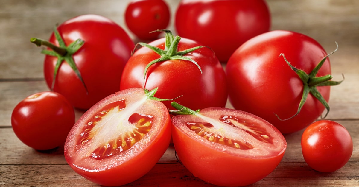 Pomodori rossi interi e tagliati