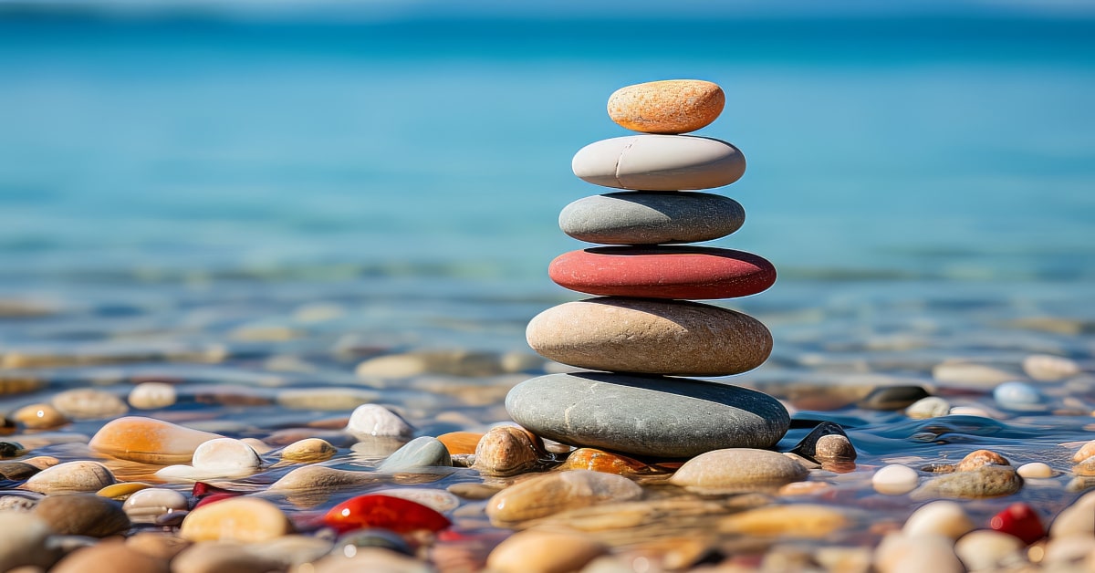 Sassi in equilibrio con il mare sullo sfondo