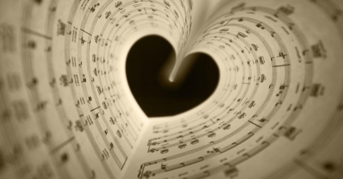 Spartito musicale piegato a formare un cuore