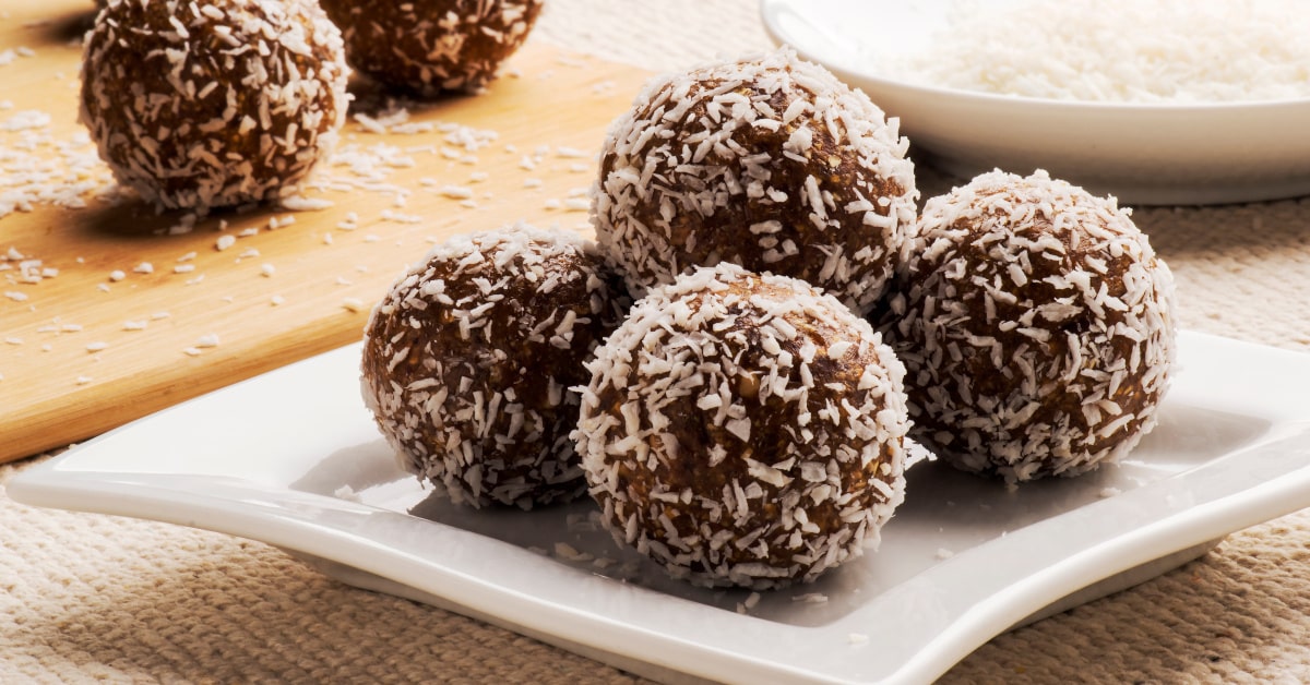 Piatto con tartufini vegani con noci, cacao e cocco rapè