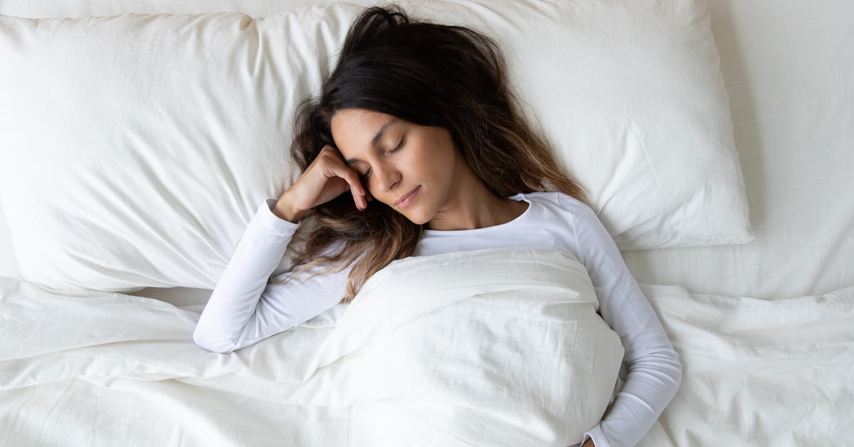 Donna che dorme nel letto da sola