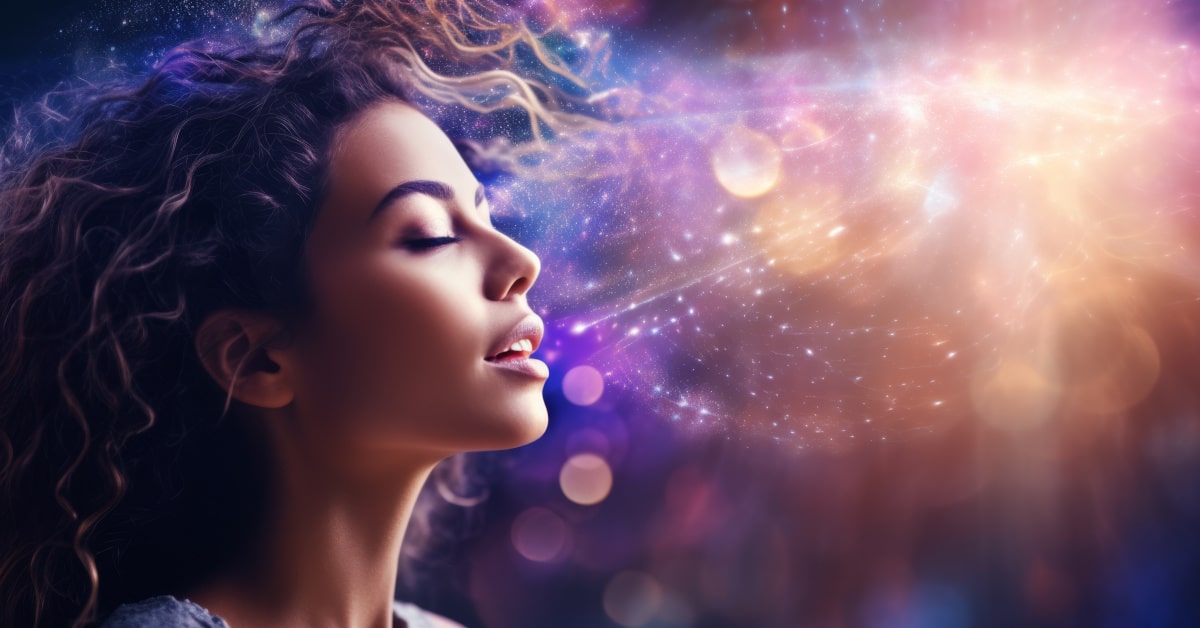 Donna che medita pronunciando il mantra OM con l'universo sullo sfondo