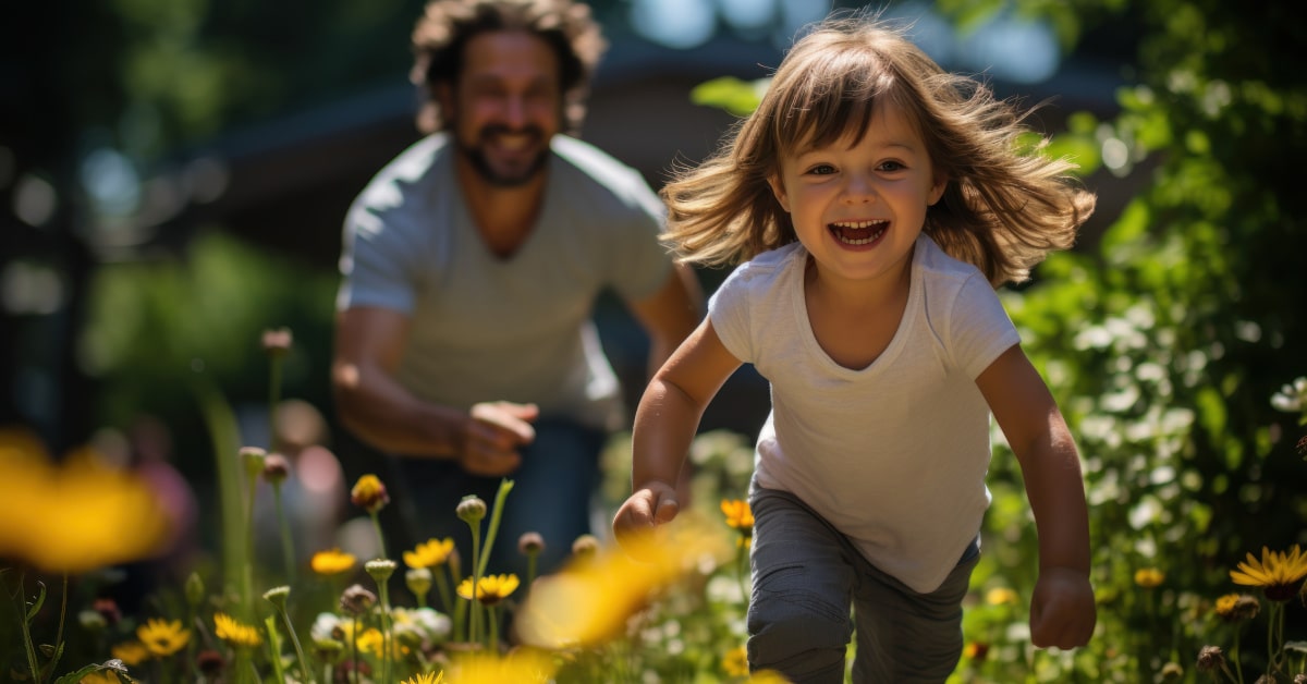 Bambina che corre felice con il papà in giardino