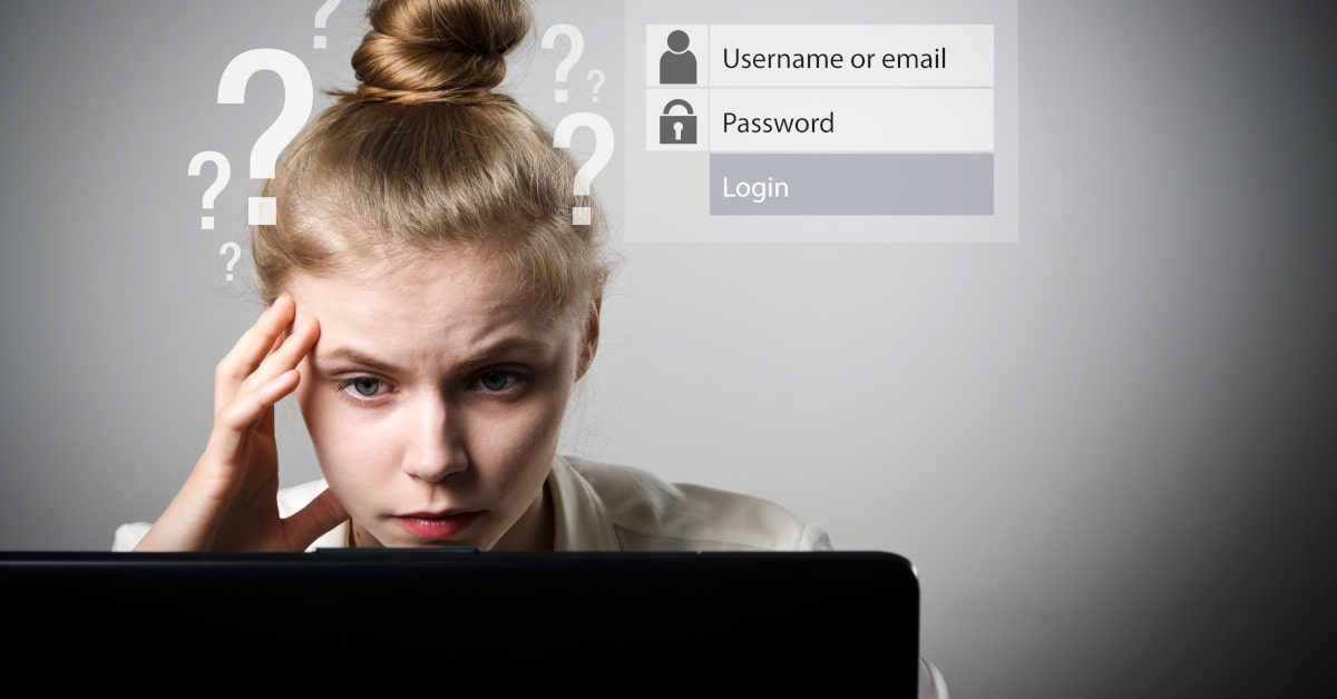 Donna al pc con problemi a ricordare le password
