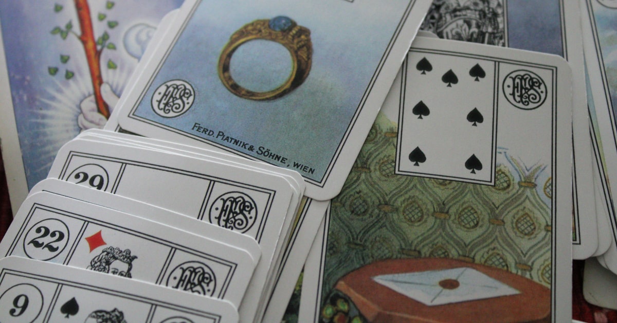 Carte Lenormand, con carta dell'Anello in primo piano