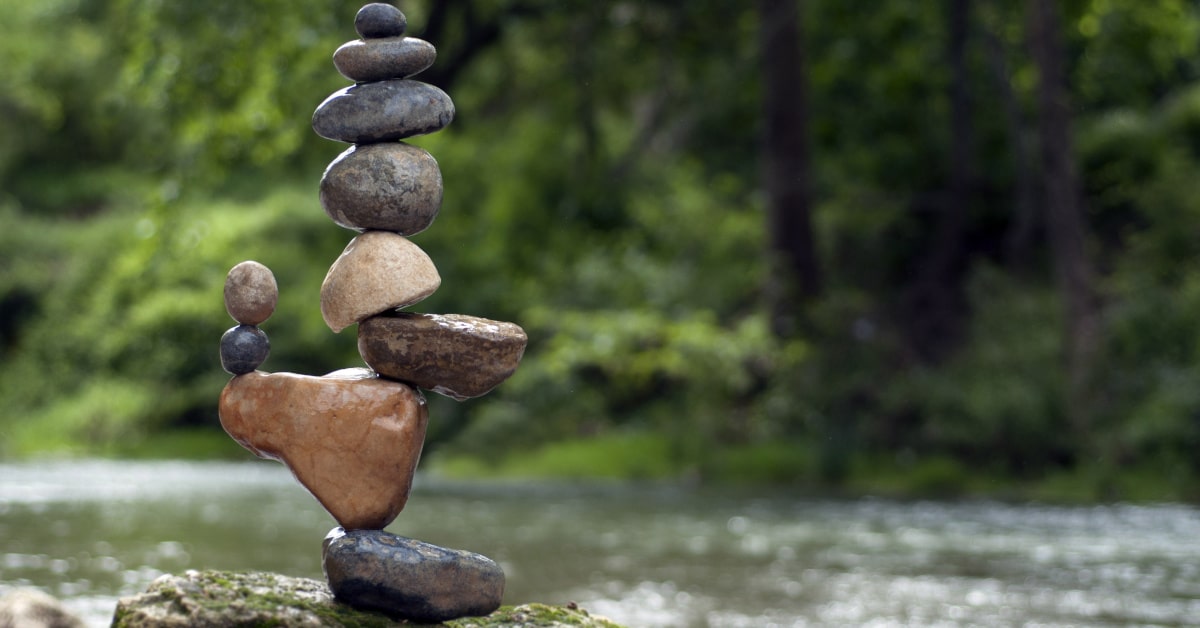 Stone balance sulla riva di un fiume
