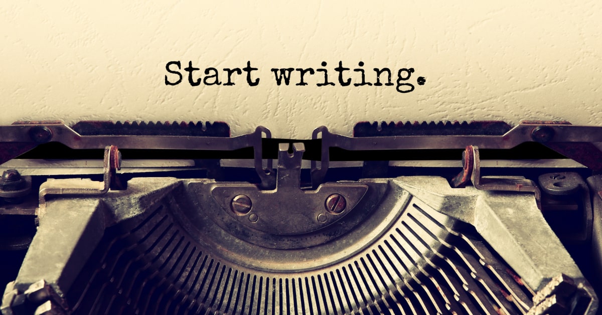 Particolare con vecchia macchina da scrivere e scritta "Start writing" sul foglio