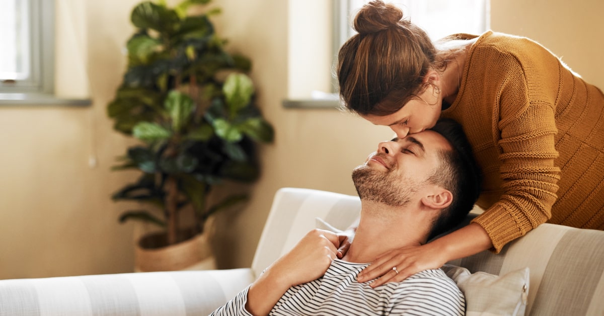 Coppia felice: abbraccio romantico 