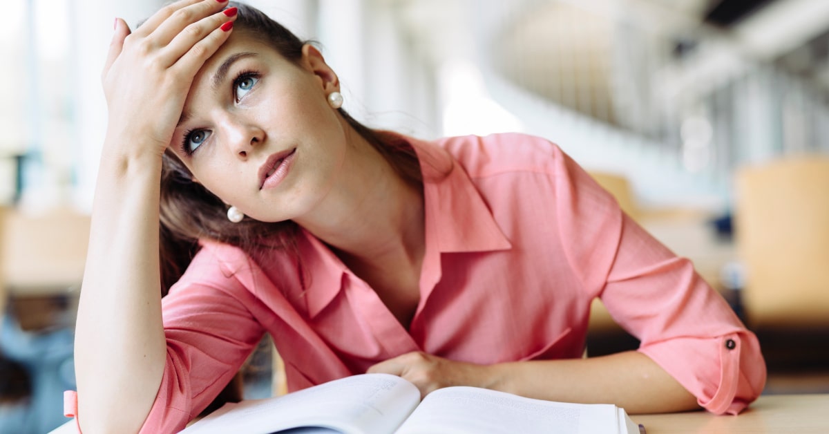 Donna mentre studia in biblioteca