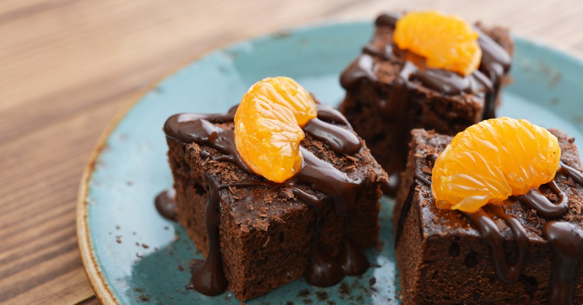 Brownies al cioccolato decorati con spicchi di arancia