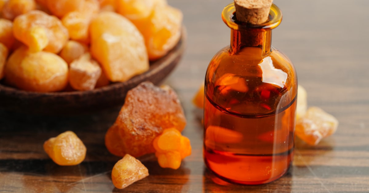 Bottiglietta con olio essenziale di incenso e grani di incenso ottenuti dalla resina di Boswellia