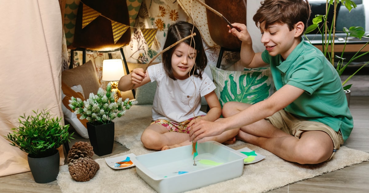 Bambini che giocano al gioco della pesca in casa