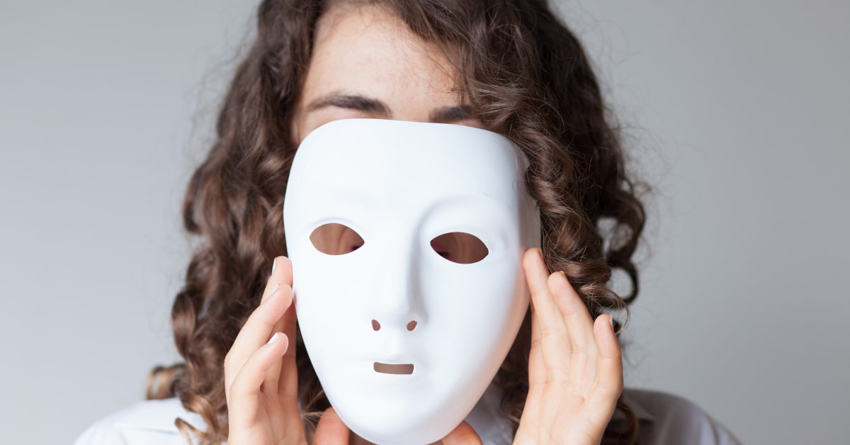 Donna con maschera bianca che le copre interamente il viso