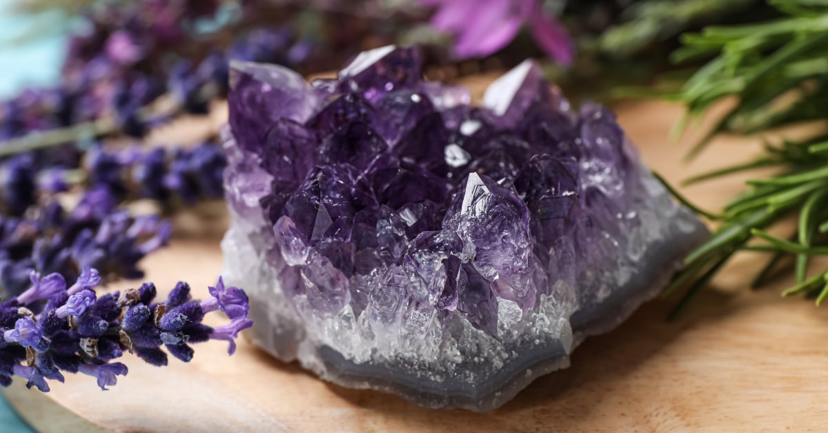Drusa di ametista con rametti di lavanda