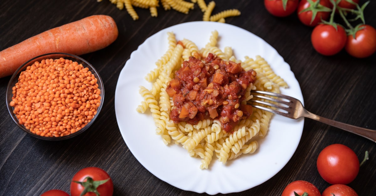 Piatto di pasta con sugo di lenticchie