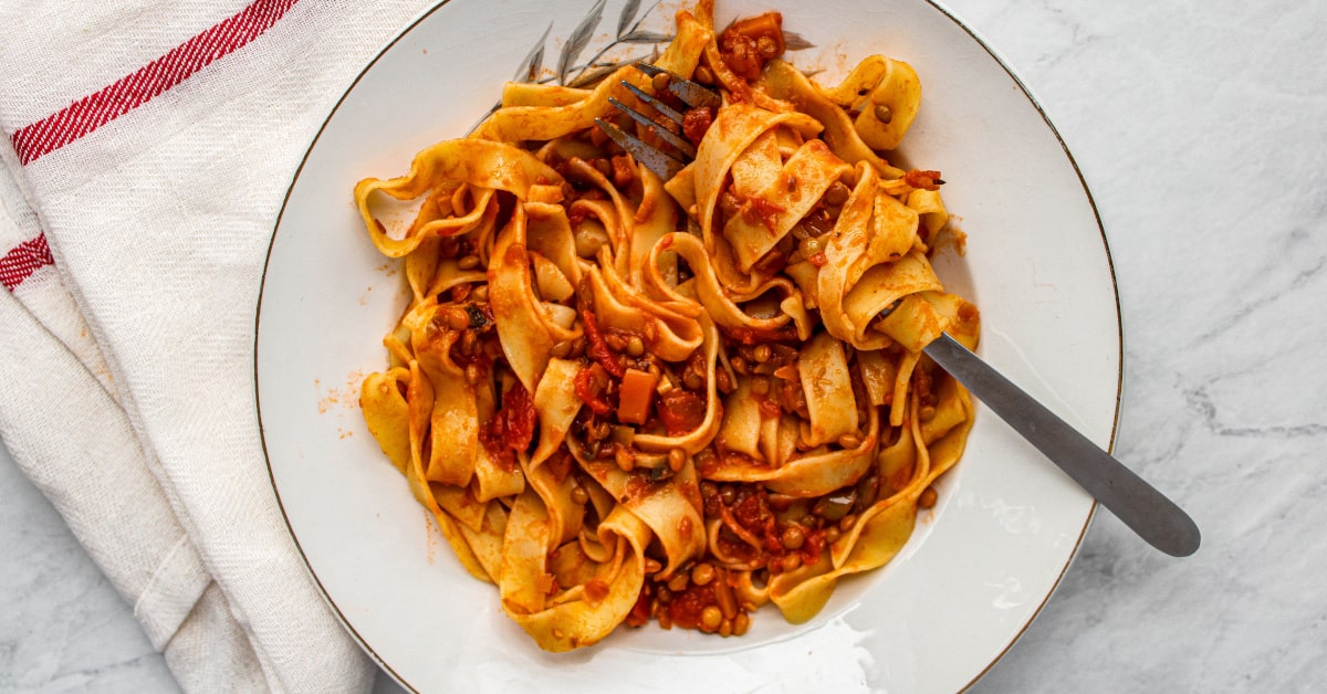 Piatto di tagliatelle con ragù vegano di lenticchie