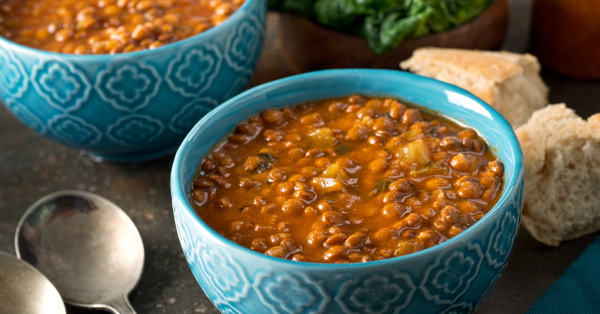 Zuppa di lenticchie in ciotola azzurra