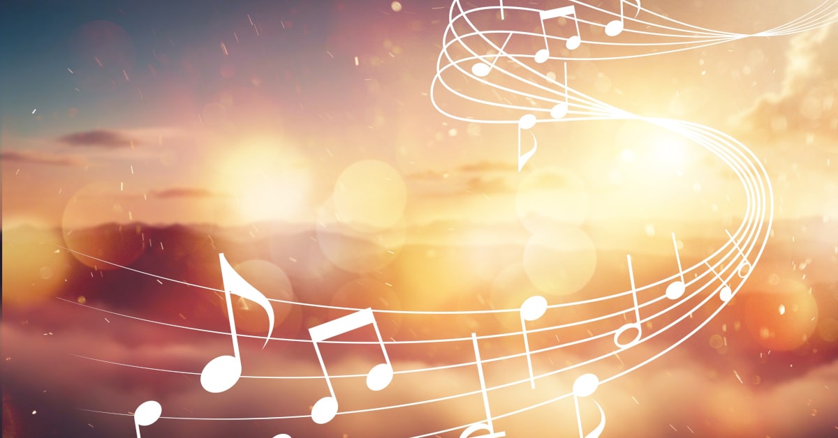 Note musicali disegnate su sfondo di cielo al tramonto