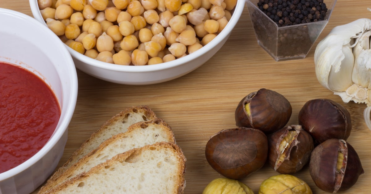 Ceci crudi, castagne cotte, passata di pomodoro e crostini di pane