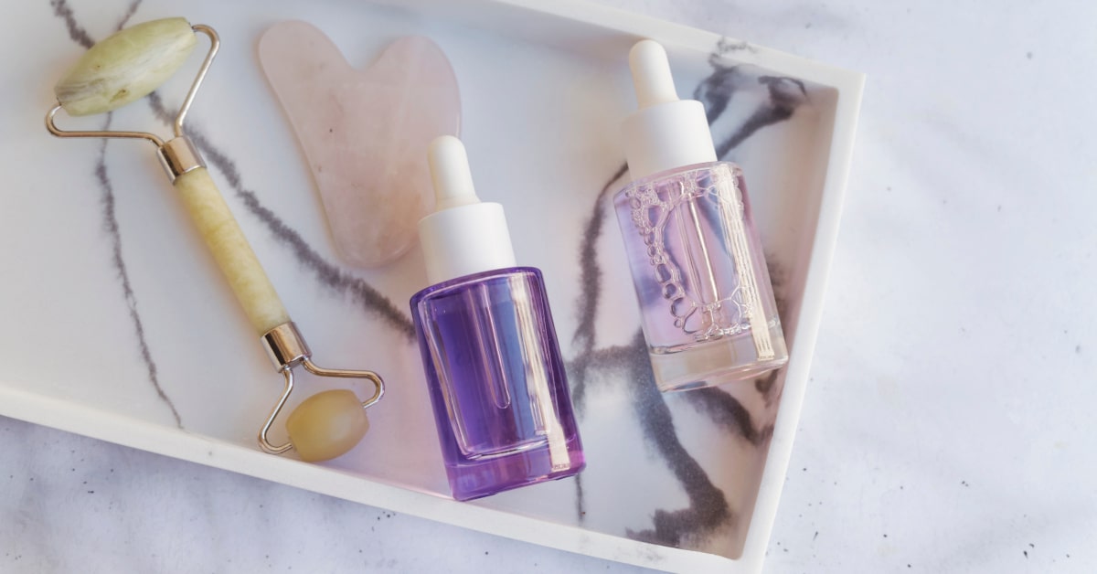 Vassoio con siero al bakuchiol, roller di giada e gua sha per la perfetta skin care routine