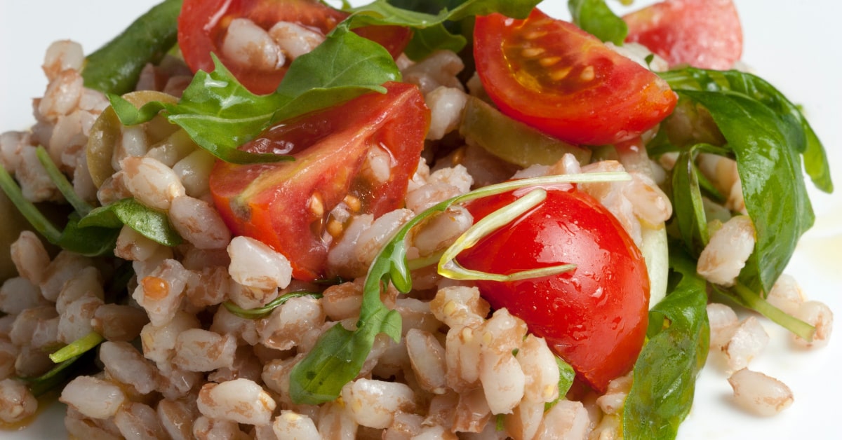 Insalata fredda di farro con pomodorini e rucola