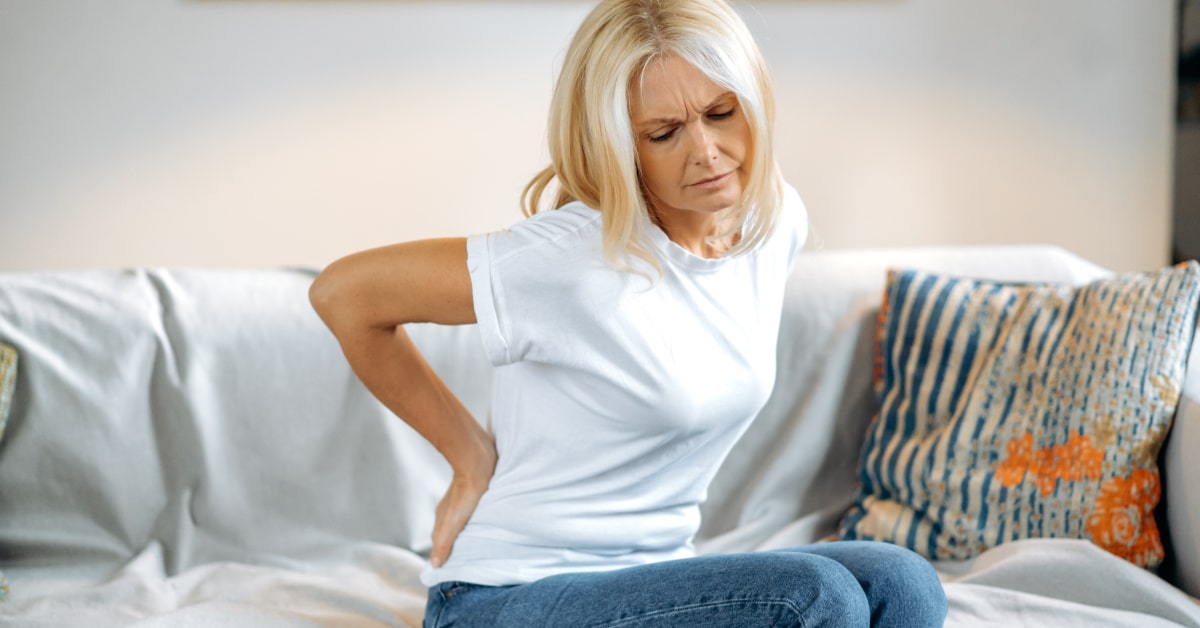 Donna in menopausa con dolori alle ossa