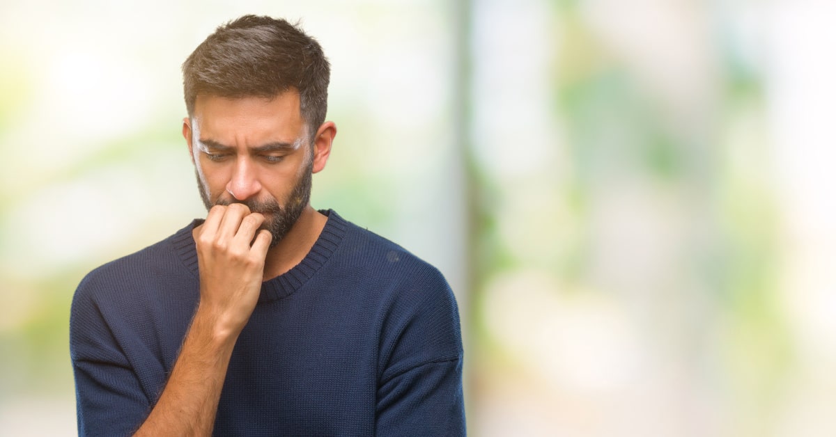 Uomo di mezza età in preda all'ansia
