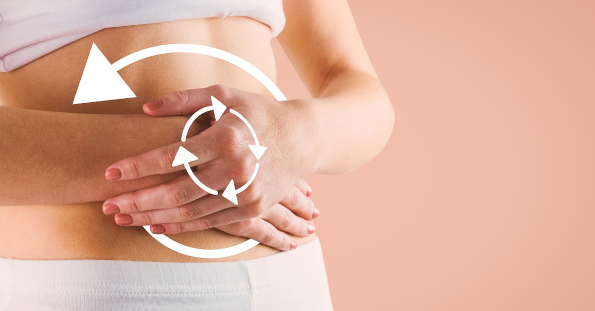 Donna che tiene le mani sulla pancia, regolarità intestinale