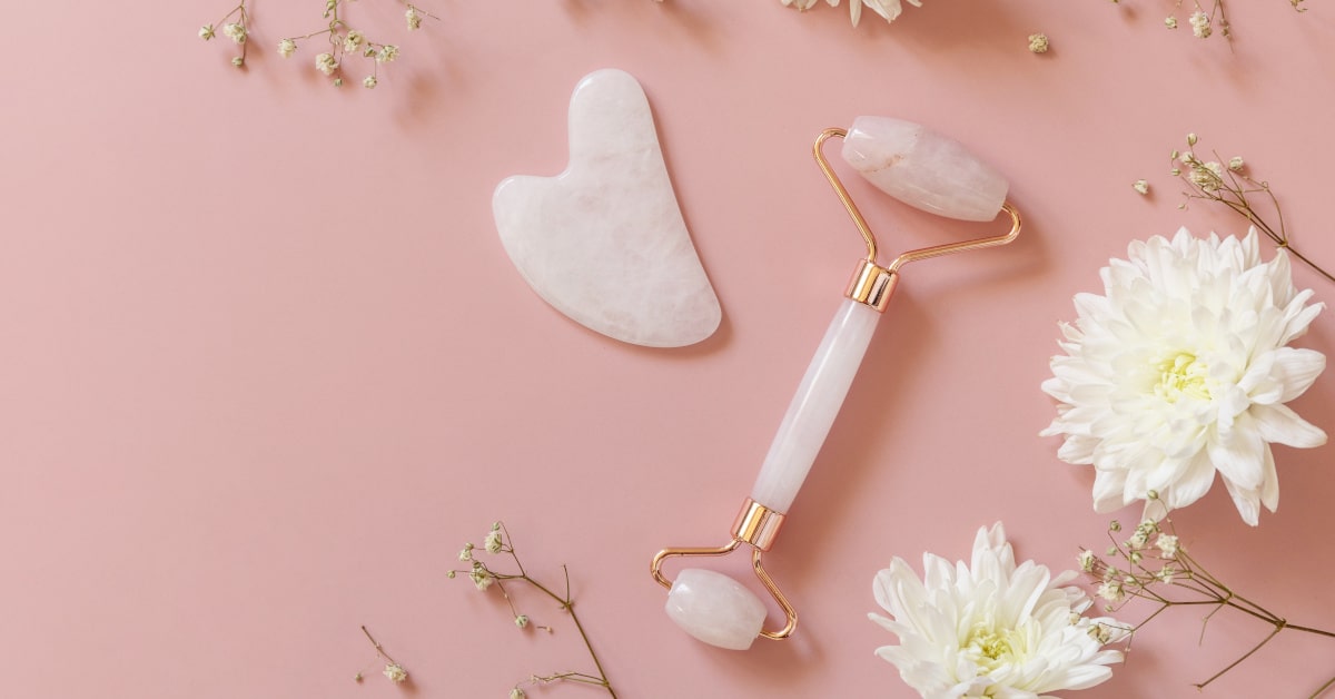 Roller e gua sha di quarzo rosa con fiori 