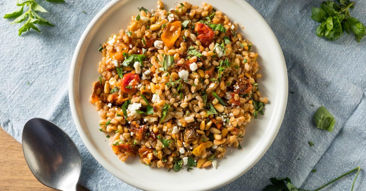 Piatto di insalata di farro con pomodorini e feta