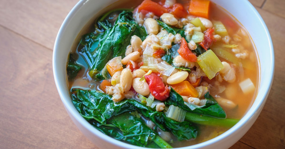 Ciotola con minestra di farro, verdure e legumi