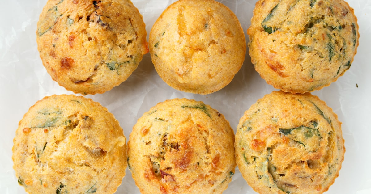 6 muffin con pomodori secchi ed erbe aromatiche