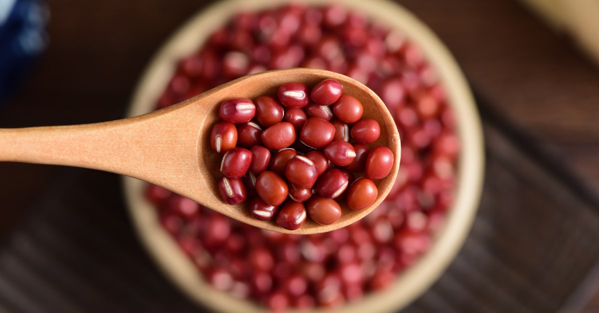 Fagioli azuki in un cucchiaio di legno