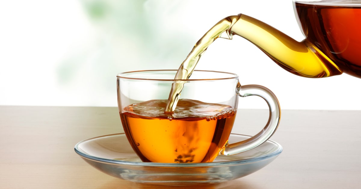 Tè bancha con caraffa e tazza di vetro