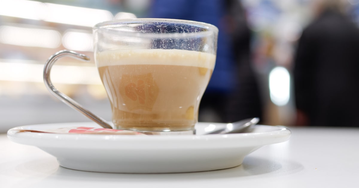 Tazzina in vetro con caffè al ginseng