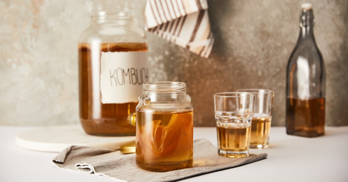 Caraffa e bicchieri su un tavolo con kombucha