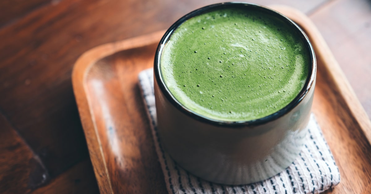 Tazza in porcellana con tè matcha