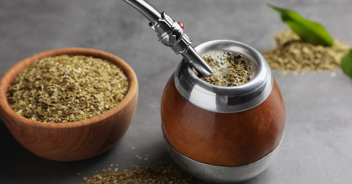 Yerba mate nel contenitore e polvere del tè