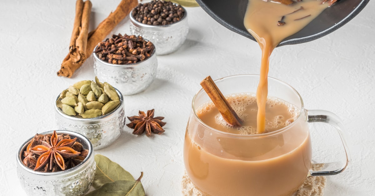 Chai latte con spezie fresche