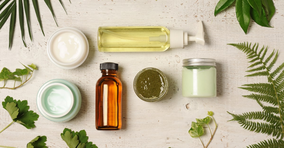 Prodotti cosmetici su un tavolo con ingredienti naturali