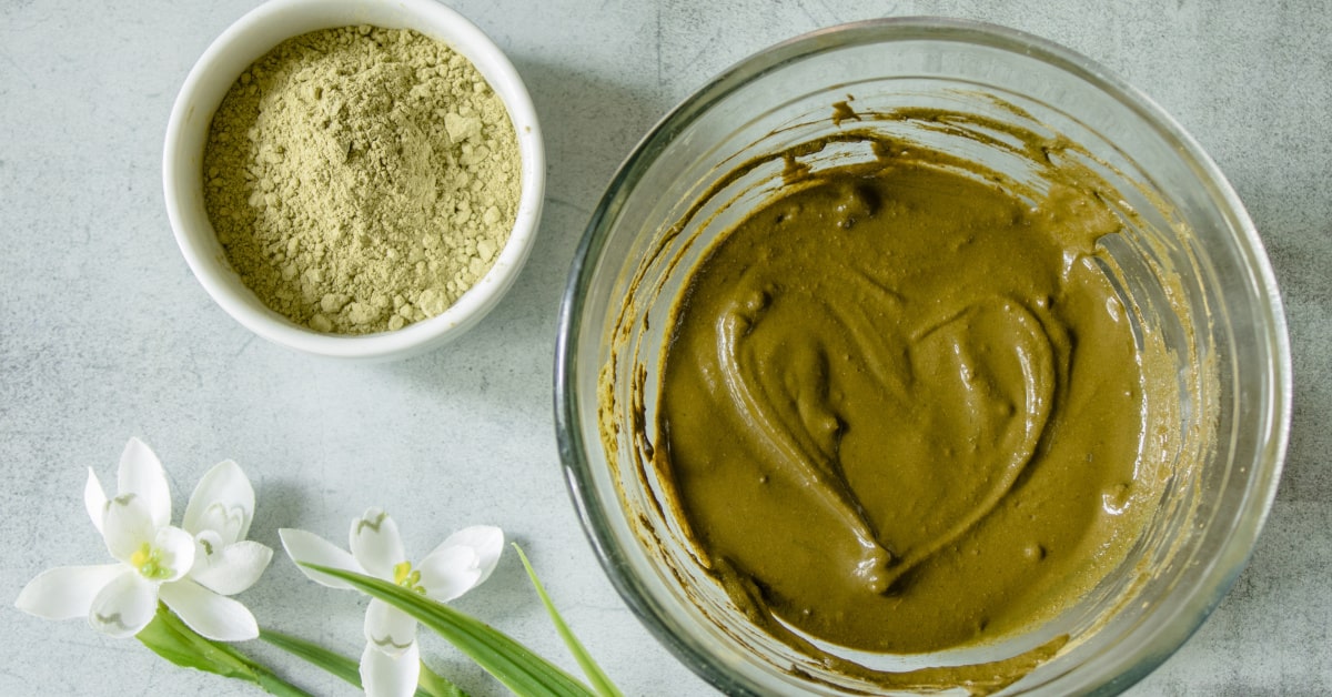 Polvere di hennè e pastella con henné per capelli 