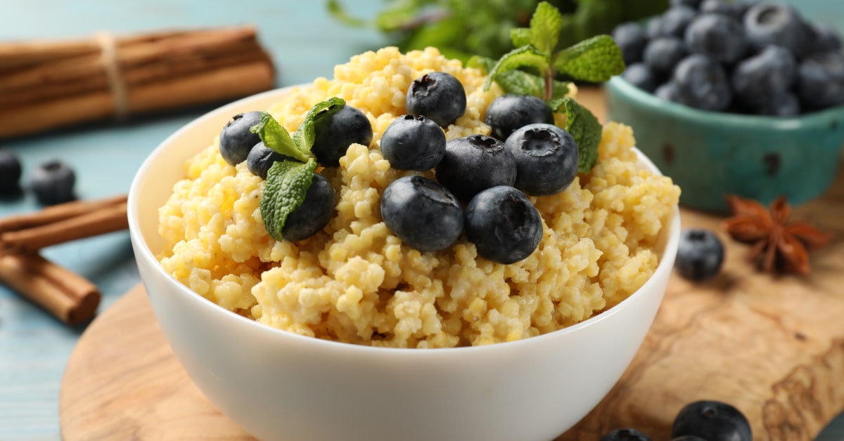 Porridge di miglio e mirtilli