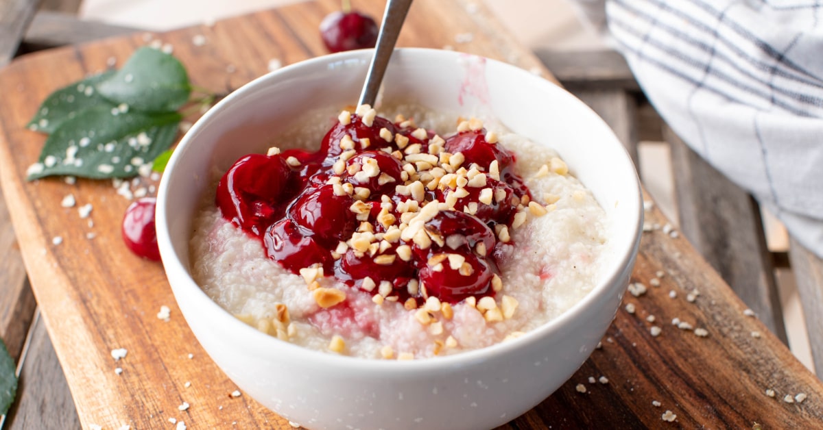 Porridge di miglio, ciliege e nocciole