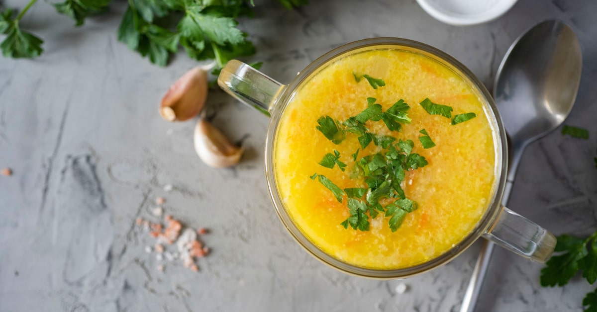 Ciotola vetro con zuppa di miglio e verdure