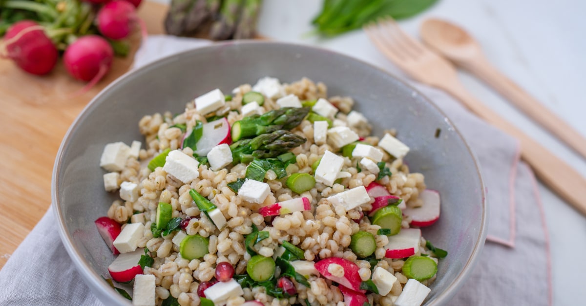 Insalata di orzo con asparagi e ravanelli freschi