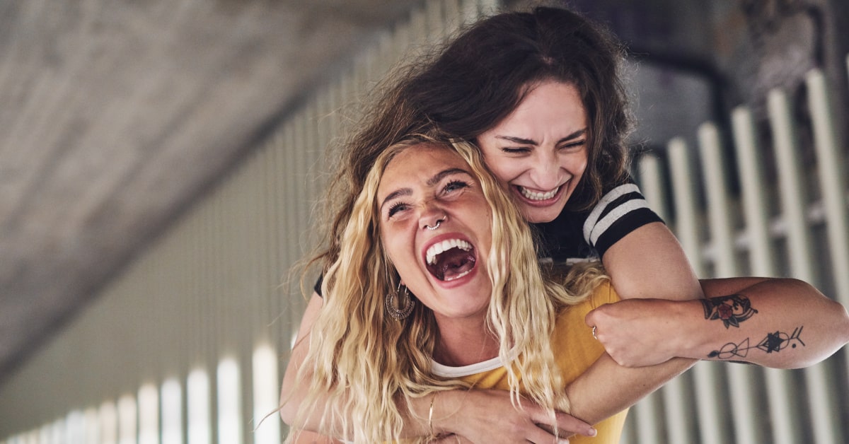 Due amiche mentre ridono e scherzano insieme