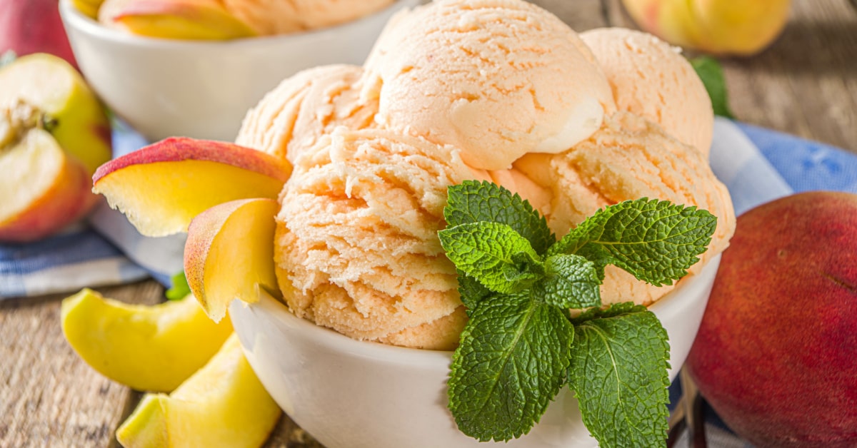 Ciotola con sorbetto alle pesche