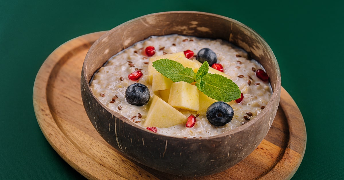 Bowl con orzo, porridge e fette di ananas