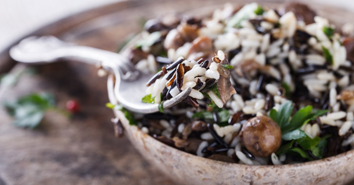 Riso bianco e selvatico con funghi ed erbe aromatiche
