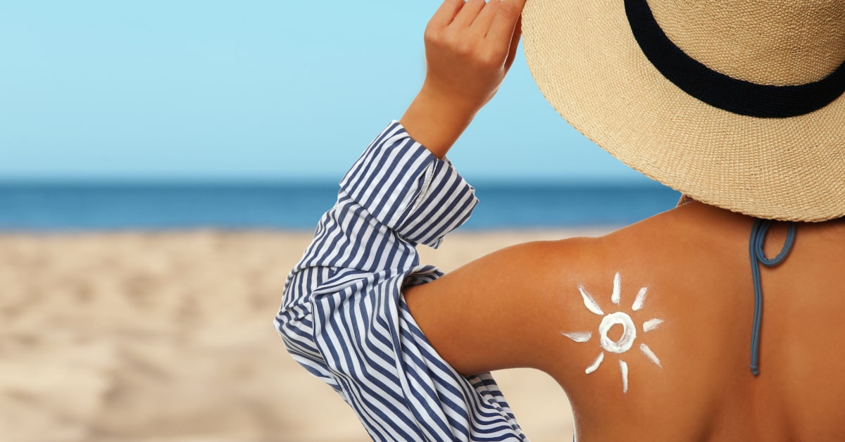 Donna abbronzata al mare